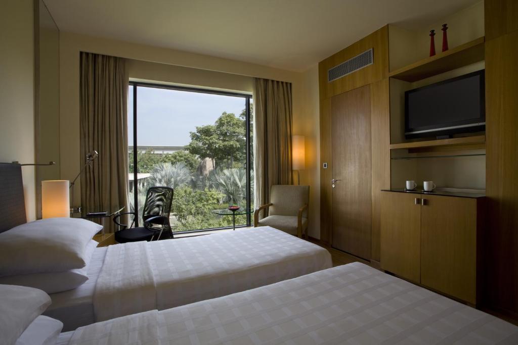Трехместный (Twin Room -  15% Discount on Spa, Food & Beverages) отеля Hyatt Hyderabad Gachibowli, Хайдарабад