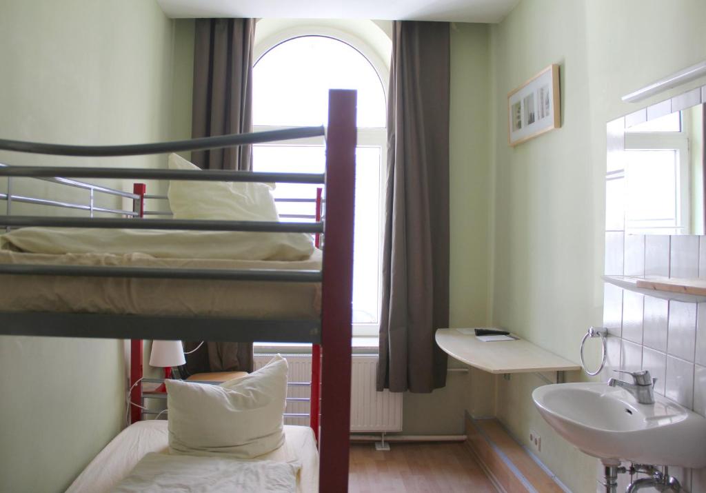 Двухместный (Двухместный номер с 2 отдельными кроватями и собственной ванной комнатой на том же этаже) хостела Buch-Ein-Bett Hostel, Гамбург