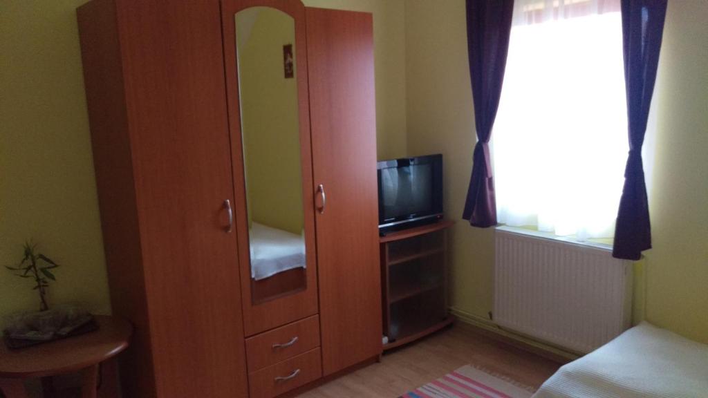 Трехместный (Трехместный номер с собственной ванной комнатой) гостевого дома Pensiunea Printul Vlad, Сибиел