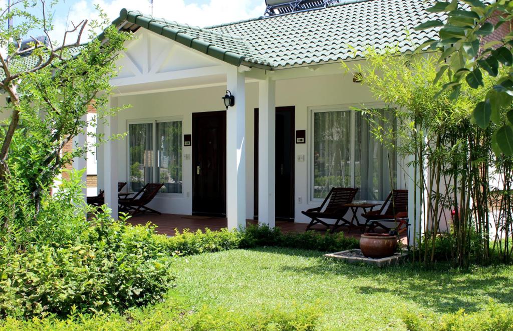 Двухместный (Staycation - Bungalow Garden View with Extra Benefits) курортного отеля Famiana Green Villa, Дуонг-Донг