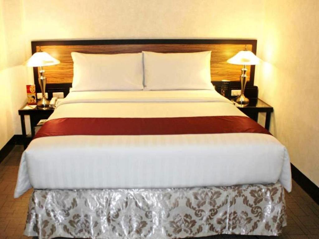 Двухместный (Улучшенный номер с кроватью размера «queen-size») отеля D Circle Hotel, Манила