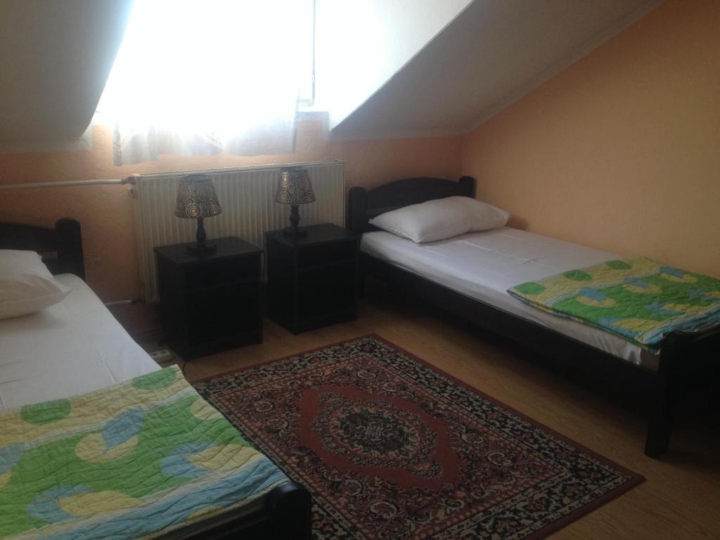 Двухместный (Двухместный номер с 2 отдельными кроватями и собственной ванной комнатой) хостела Hostel Mimi, Лесковац