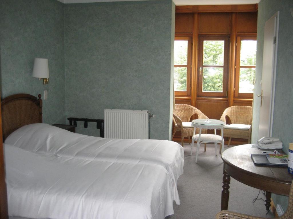 Двухместный (Стандартный двухместный номер с 2 отдельными кроватями и видом на реку) отеля Hotel La Porte de France, Бульон