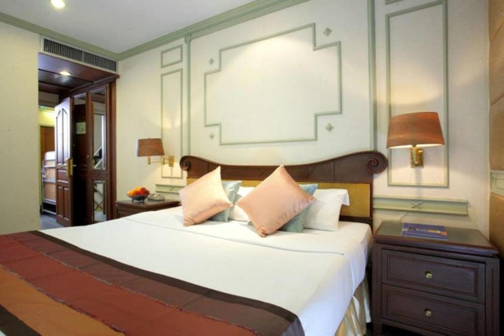 Двухместный (Улучшенный двухместный номер с 1 кроватью) отеля Majestic Suites, Бангкок