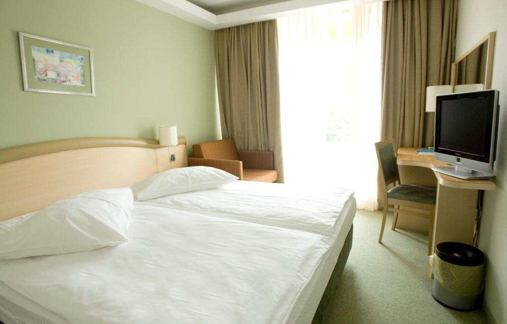 Двухместный (Улучшенный двухместный номер с 1 кроватью или 2 отдельными кроватями - Вид на парк) отеля Hotel Kimen, Црес