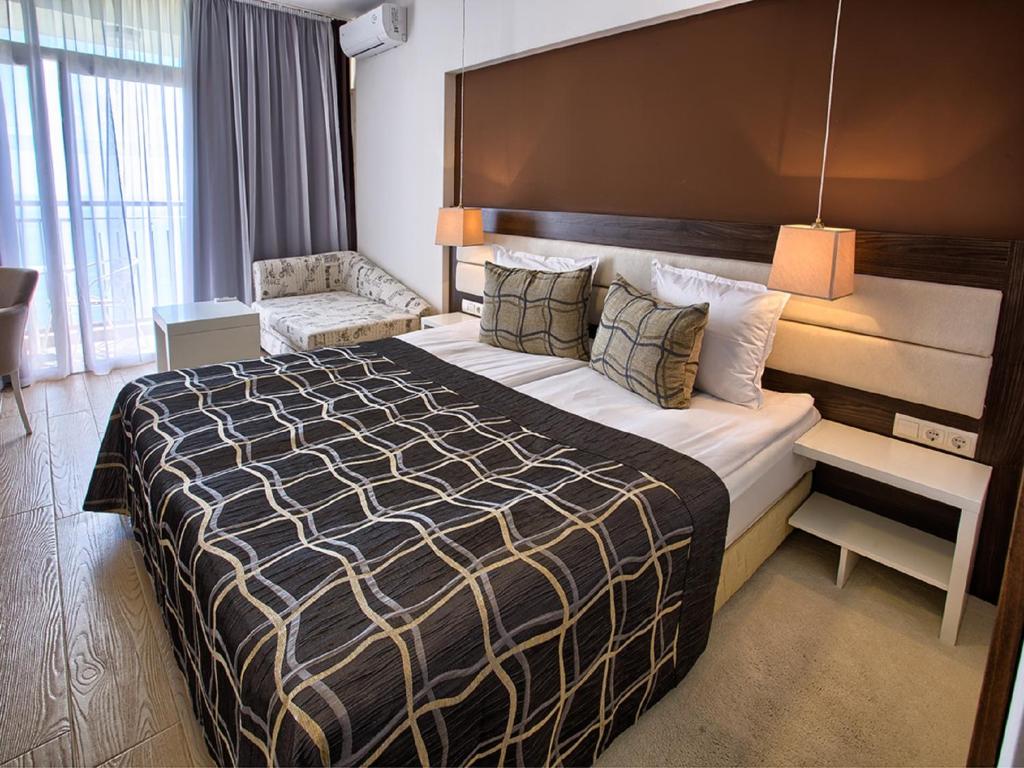 Двухместный (Двухместный номер Делюкс с 1 кроватью или 2 отдельными кроватями, балконом и видом на море) отеля Luna Hotel, Золотые Пески