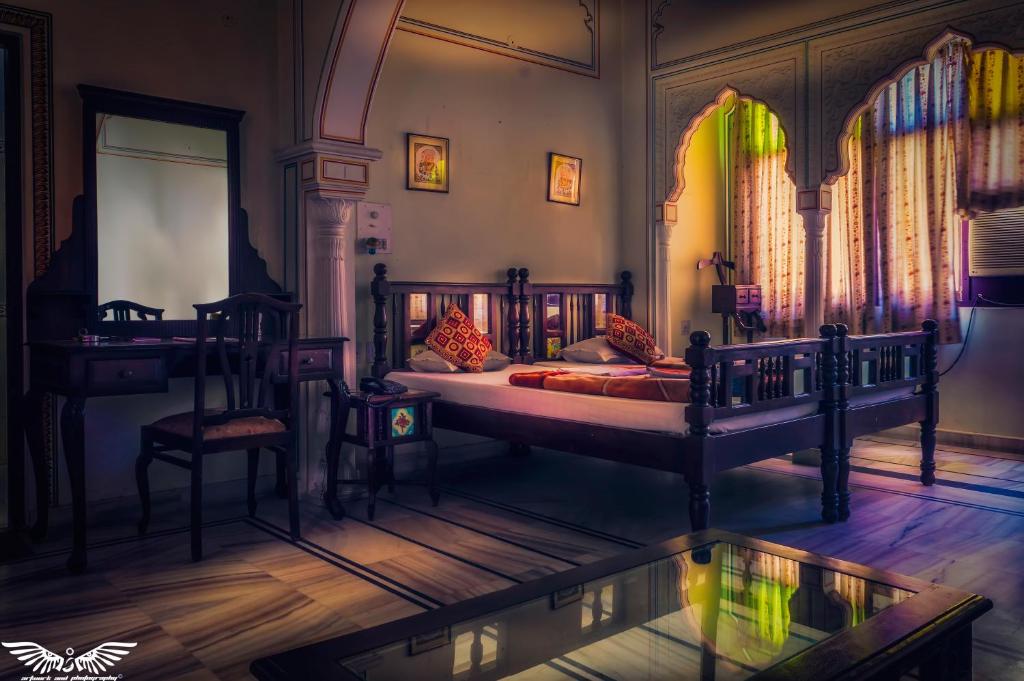 Двухместный (Улучшенный двухместный номер с 1 кроватью или 2 отдельными кроватями) отеля Krishna Palace, Джайпур