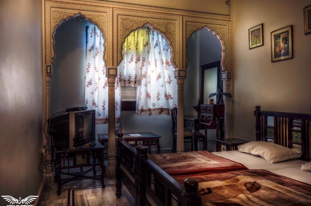 Двухместный (Двухместный номер Делюкс с 1 кроватью или 2 отдельными кроватями) отеля Krishna Palace, Джайпур