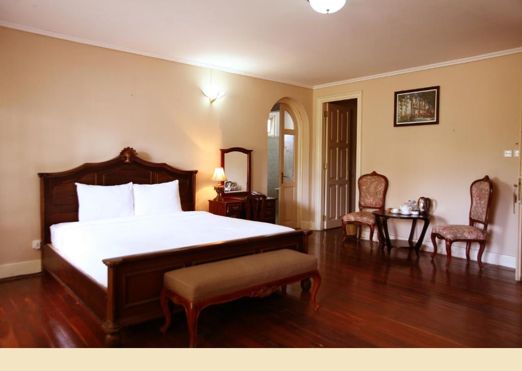 Двухместный (Представительский двухместный номер с 1 кроватью) отеля Dalat Cadasa Resort, Далат