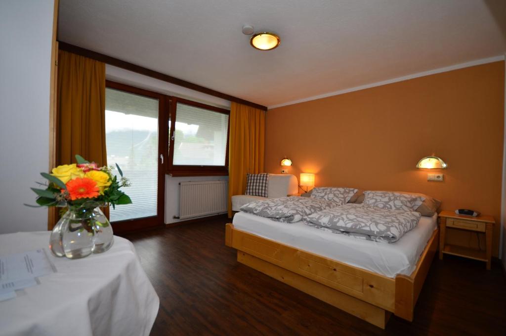Двухместный (Двухместный номер с 1 кроватью и собственной ванной комнатой) гостевого дома Haus Bergfrieden, Эрвальд