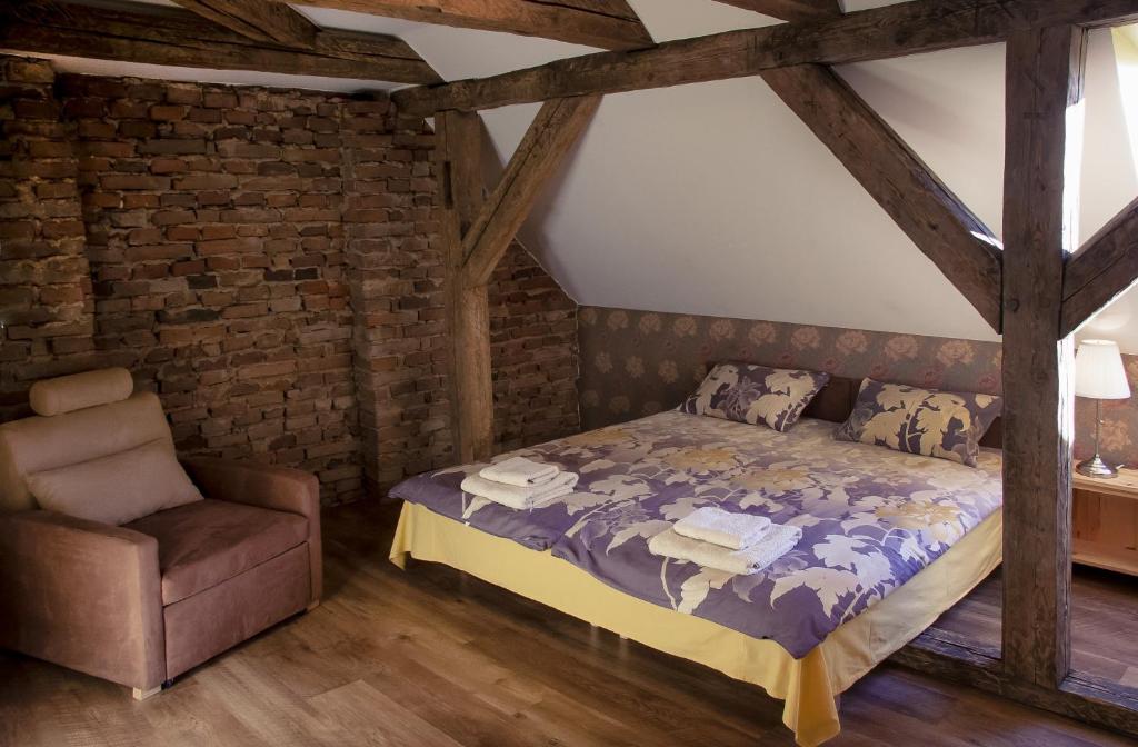 Двухместный (Двухместный номер с двуспальной кроватью и дополнительной кроватью) гостевого дома Pööni Tavern & Guesthouse, Миссо