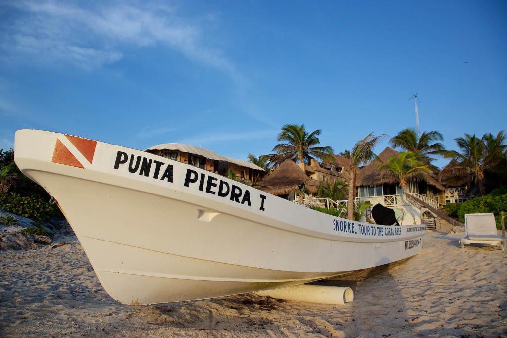 Четырехместный (Королевский двухместный номер с 2 двуспальными кроватями – Вид на море) отеля Punta Piedra Beach Posada, Тулум