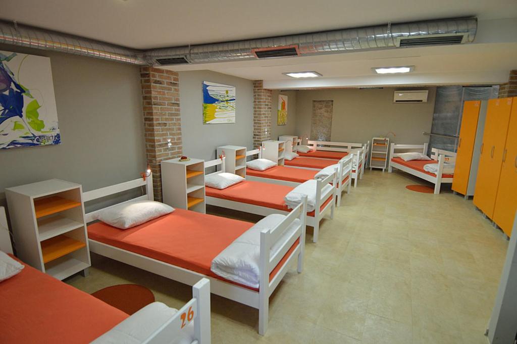 Номер (Кровать в общем номере для мужчин и женщин с 7 кроватями.) хостела Hostel Fun, Риека