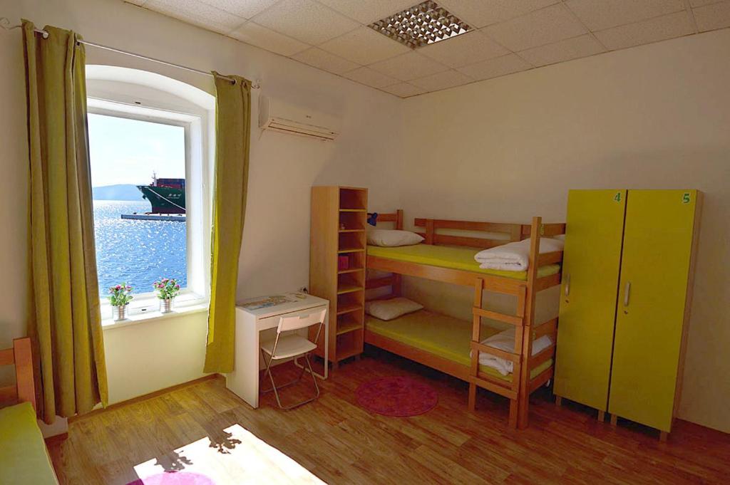 Номер (Спальное место на двухъярусной кровати в общем номере для мужчин и женщин) хостела Hostel Fun, Риека