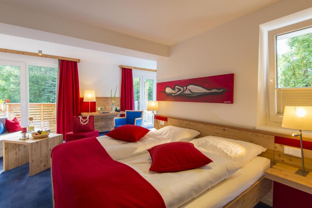 Двухместный (Улучшенный двухместный номер с 1 кроватью и балконом) отеля Impuls Hotel Tirol, Бад-Хофгаштайн