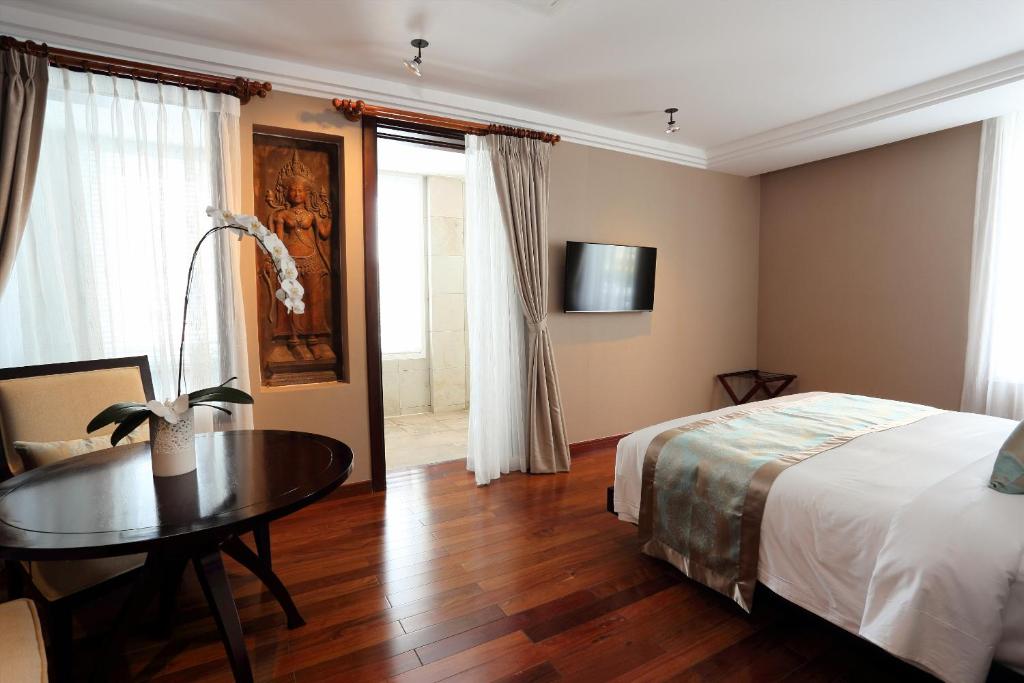 Сьюит (Люкс Arunreas Majestic City с кроватью размера «king-size» и гидромассажной ванной) отеля Arunreas Hotel, Пномпень