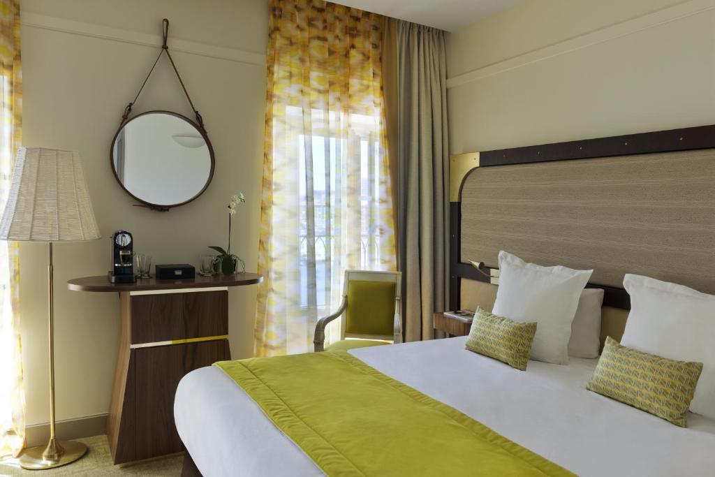 Двухместный (Двухместный номер Делюкс с 1 кроватью и видом на Старый Порт) отеля Grand Hotel Beauvau, Марсель