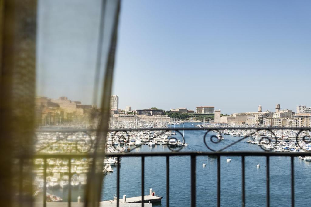 Сьюит (Двухуровневый люкс с балконом и видом на Старый порт) отеля Grand Hotel Beauvau, Марсель