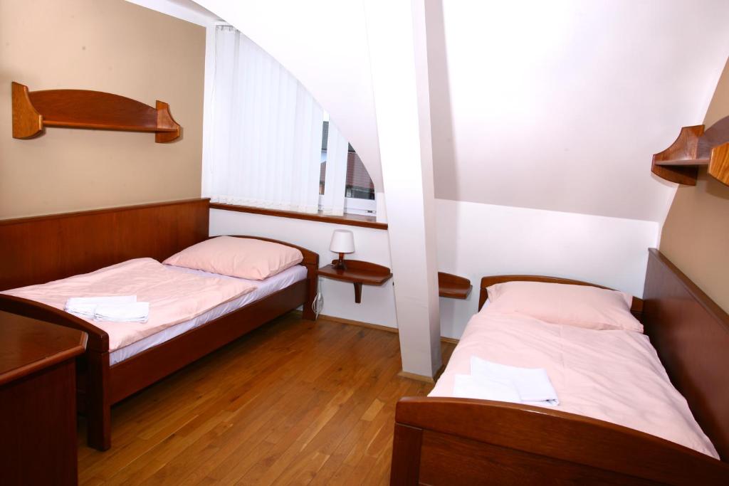 Двухместный (Двухместный номер с 2 отдельными кроватями и собственной ванной комнатой) гостевого дома FAJN ***, Пардубице