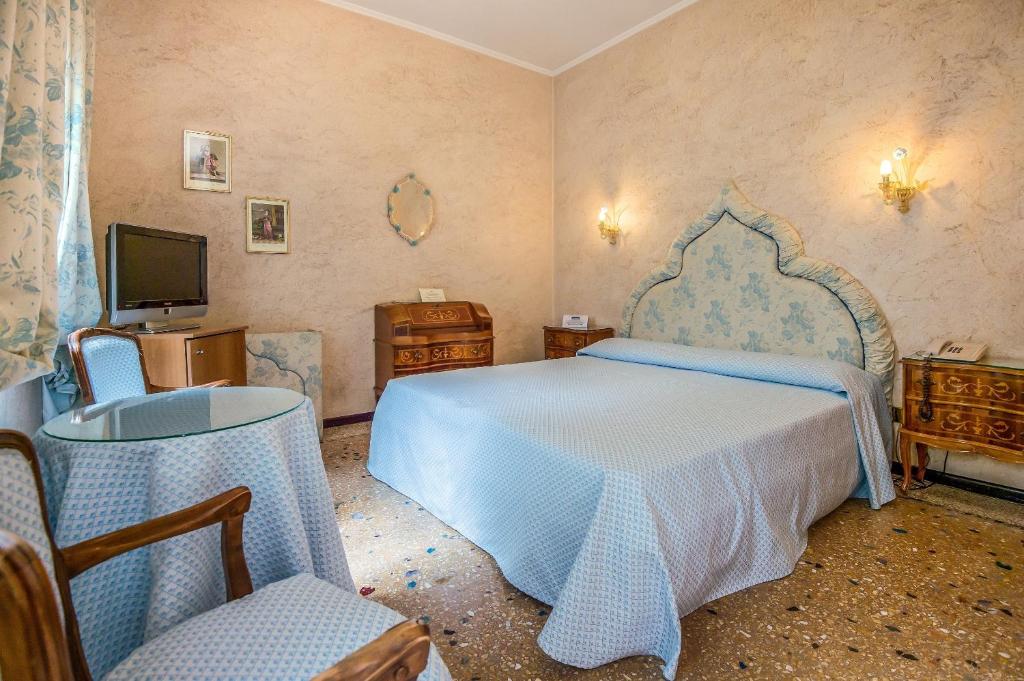 Двухместный (Двухместный номер с 1 кроватью или 2 отдельными кроватями, доступ в бассейн) отеля Hotel Giorgione, Венеция
