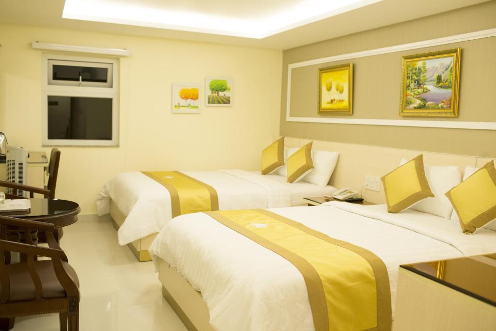 Трехместный (Стандартный трехместный номер) отеля Hotel Hoang Minh Chau, Далат