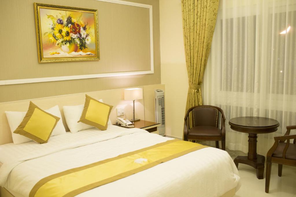 Двухместный (Двухместный номер Делюкс с 1 кроватью и видом на озеро) отеля Hotel Hoang Minh Chau, Далат