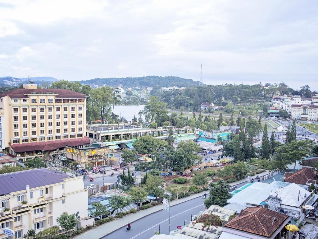 Четырехместный (Четырехместный номер Делюкс с видом на город) отеля Hotel Hoang Minh Chau, Далат