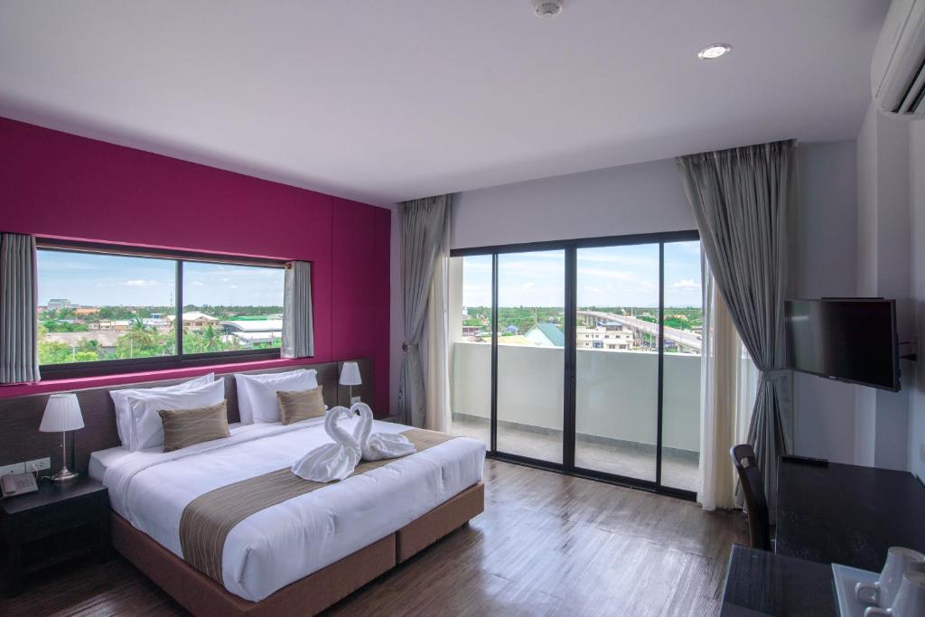 Двухместный (Стандартный номер с кроватью размера «king-size») отеля Coco View Hotel, Самутсонгкхрам
