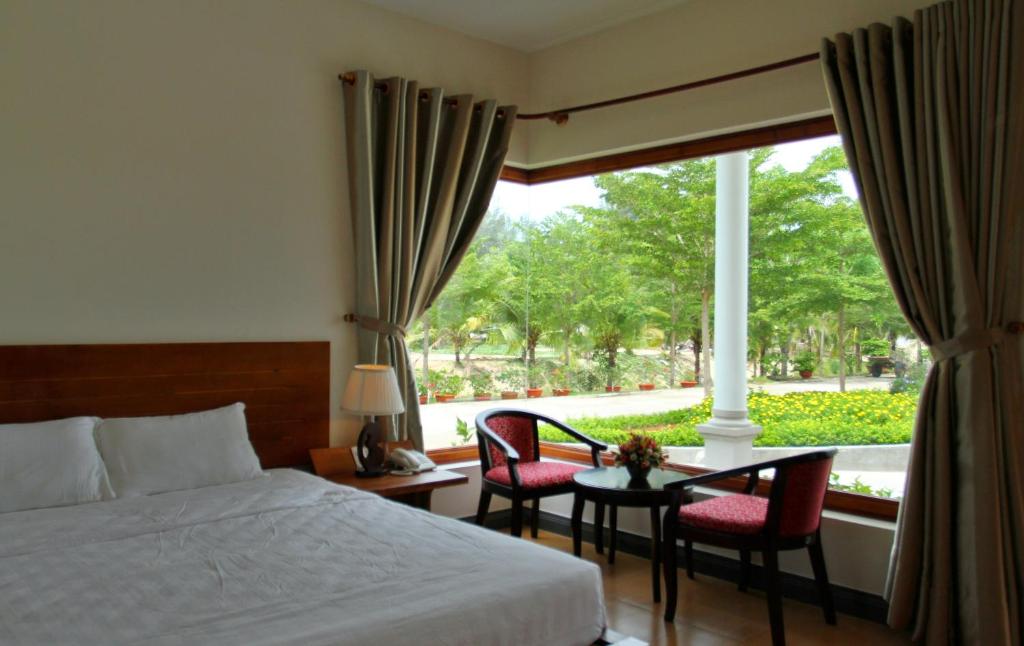 Двухместный (Улучшенный двухместный номер с 1 кроватью или 2 отдельными кроватями и террасой) отеля Dat Lanh Beach Resort, Лаги