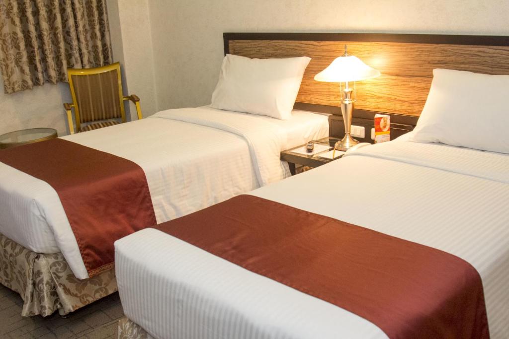 Двухместный (Улучшенный двухместный номер с 2 отдельными кроватями) отеля D Circle Hotel, Манила