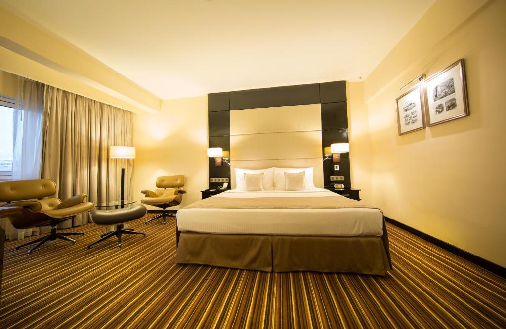 Сьюит (Представительский люкс с кроватью размера «king-size» - Для некурящих) отеля Ramada Colombo, Коломбо