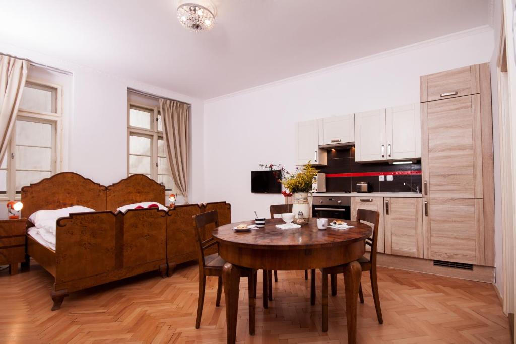 Апартаменты (Апартаменты с 2 спальнями и балконом) апартамента Prague Siesta, Прага