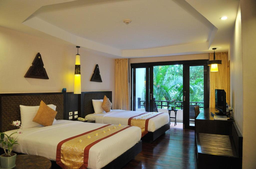 Двухместный (Улучшенный двухместный номер с 1 кроватью или 2 отдельными кроватями и видом на сад) курортного отеля Rawi Warin Resort And Spa, Ко Ланта