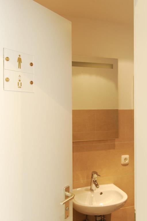 Одноместный (Одноместный номер эконом-класса с общей ванной комнатой и туалетом) отеля Hotel Blauer Bock, Мюнхен