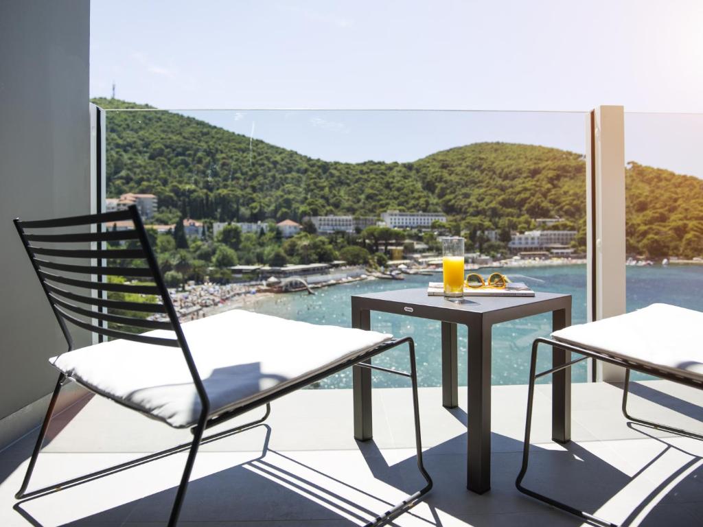 Двухместный (Улучшенный двухместный номер с 1 кроватью и балконом с видом на море) отеля Hotel Kompas, Дубровник