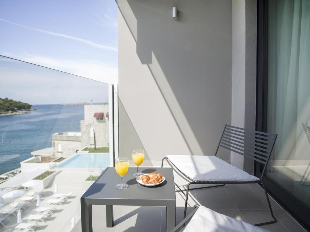 Двухместный (Двухместный номер Делюкс с 1 кроватью и балконом с видом на море) отеля Hotel Kompas, Дубровник