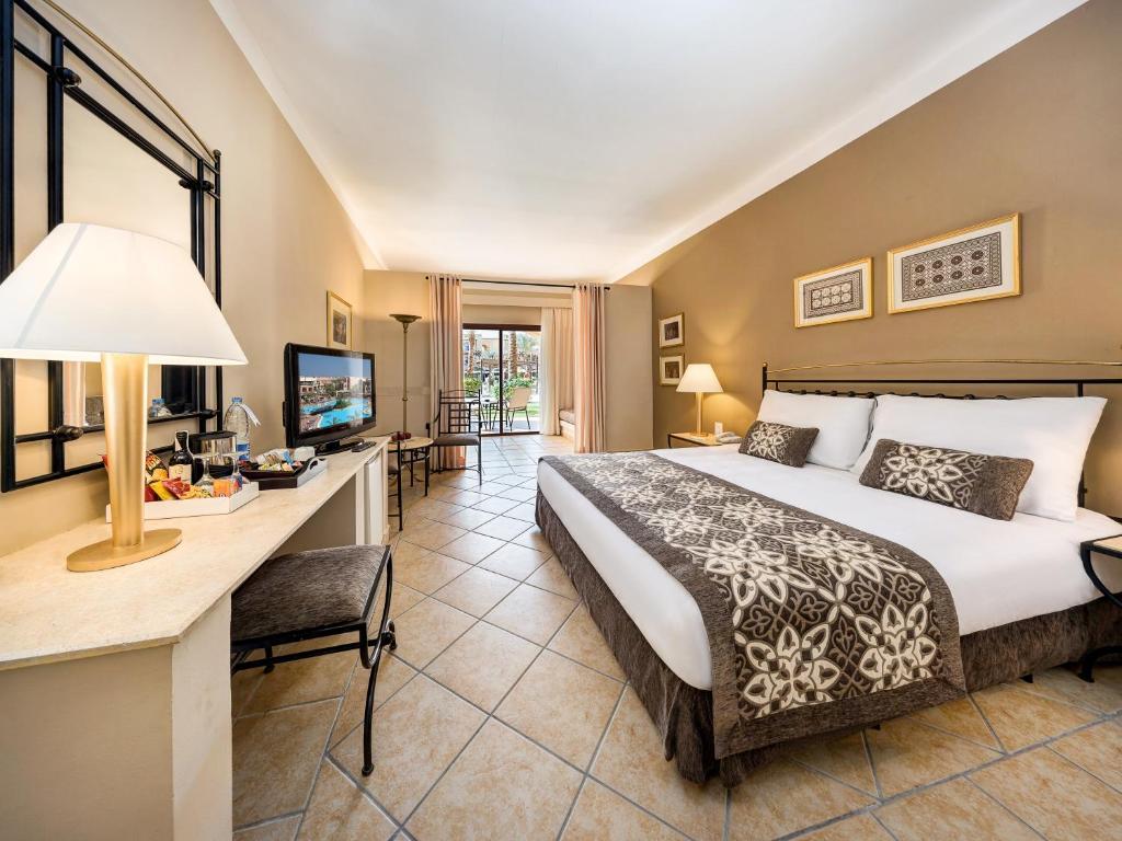 Двухместный (Улучшенный семейный номер с кроватью размера «queen-size») курортного отеля Jaz Makadi Saraya Resort, Хургада