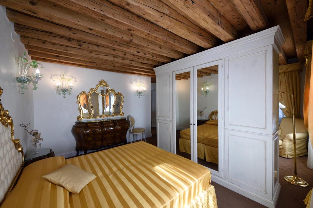 Апартаменты (Апартаменты с 1 спальней - Дополнительное здание) отеля Hotel Ai Reali - Small Luxury Hotels of the World, Венеция