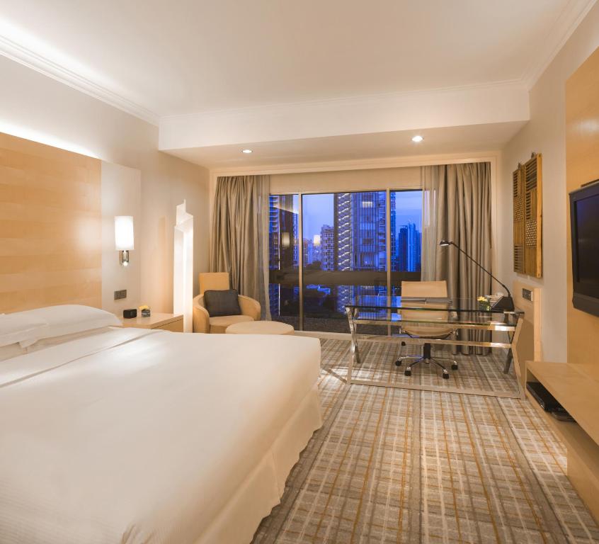Трехместный (Представительский номер с кроватью размера «king-size» и правом посещения представительского лаунджа) отеля Hilton Singapore, Сингапур (город)