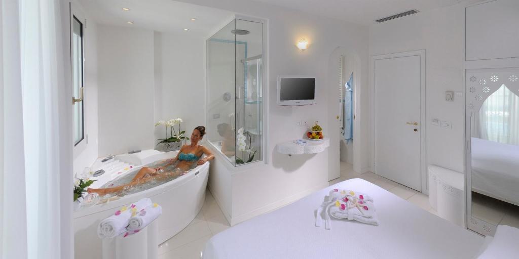 Двухместный (Двухместный номер с 1 кроватью и гидромассажной ванной) отеля Hotel Al Cavallino Bianco, Риччоне