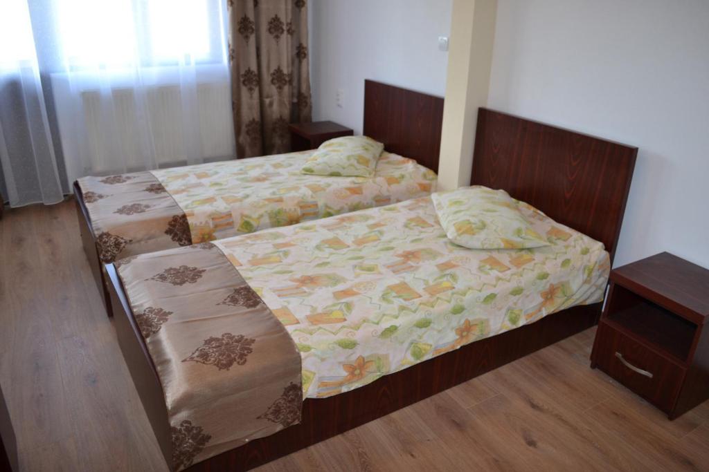 Двухместный (Двухместный номер с 1 кроватью или 2 отдельными кроватями и собственной ванной комнатой) гостевого дома Pensiunea Meridian, Рымнику-Вылча