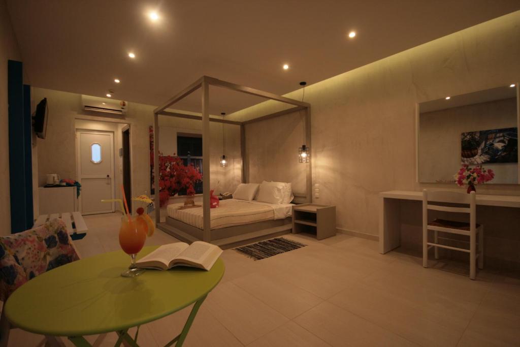 Двухместный (Улучшенный двухместный номер с 1 кроватью или 2 отдельными кроватями и видом на море) апарт-отеля Irina Beach Hotel, Тингаки