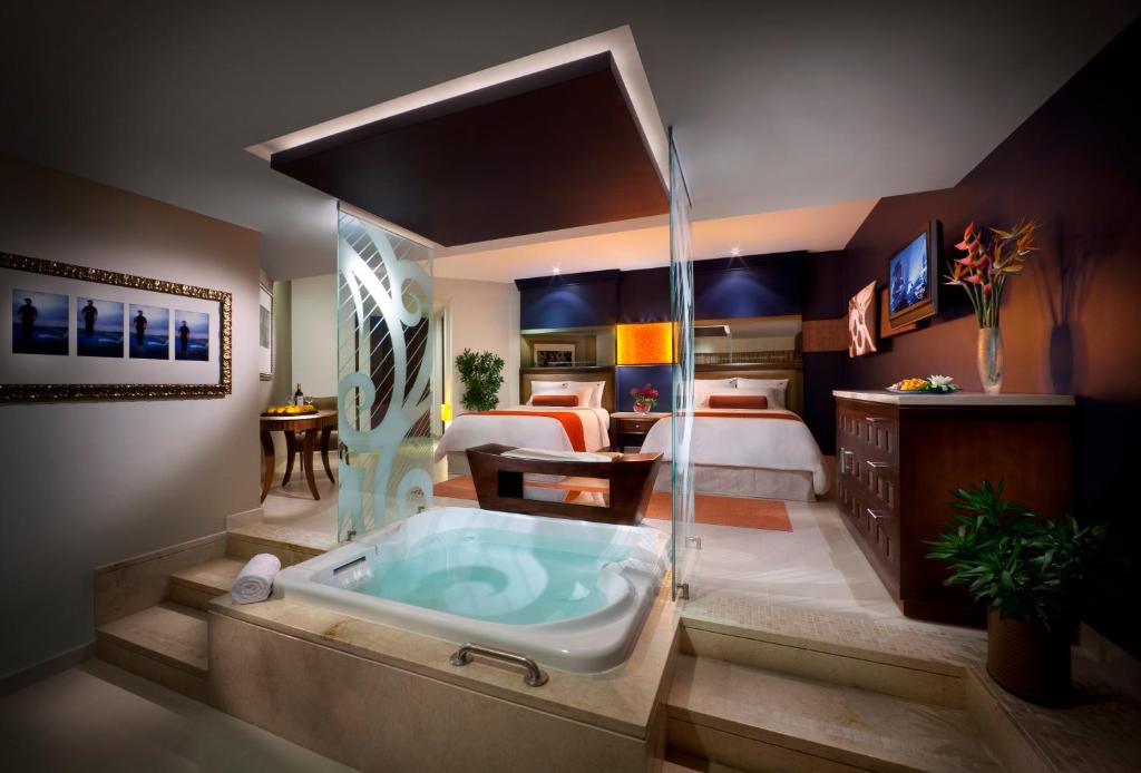 Двухместный (Классический двухместный люкс «Карибиан» с 1 кроватью) курортного отеля Hard Rock Hotel & Casino Punta Cana All Inclusive, Пунта-Кана