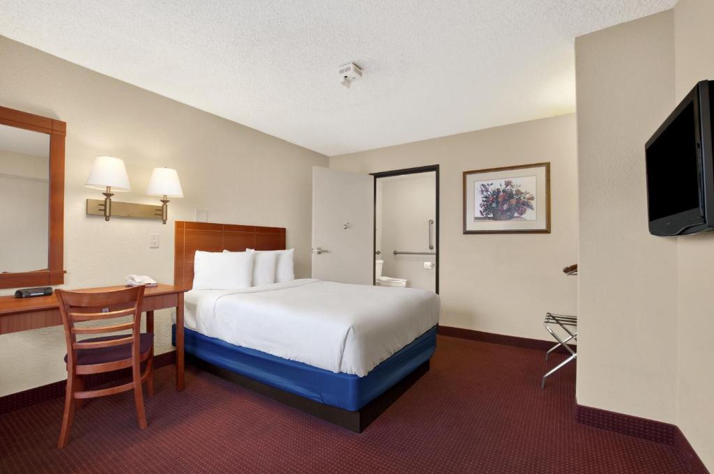 Двухместный (1 Double Bed, Mobility Accessible Room, Roll-In Shower, Non-Smoking), Days Inn by Wyndham Las Vegas Wild Wild West Gambling Hall