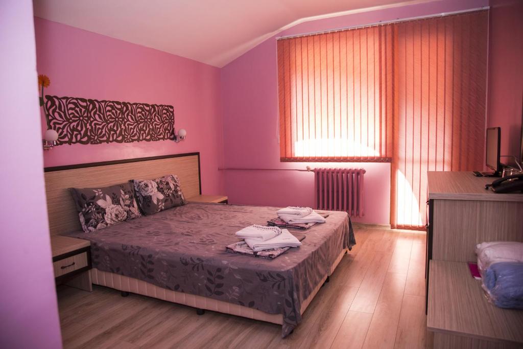 Двухместный (Двухместный номер с 1 кроватью или 2 отдельными кроватями и балконом) отеля Hotel Emaly Green, Сапарева-Баня