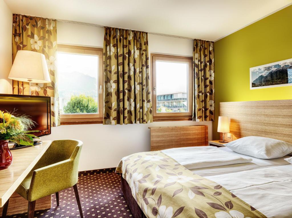 Двухместный (Двухместный номер с 1 крвоатью или 2 отдельными кроватями и парковкой) отеля Alphotel Innsbruck, Инсбрук