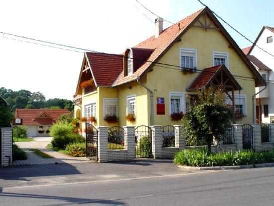 Гостевой дом Mika Vendégház, Бюк