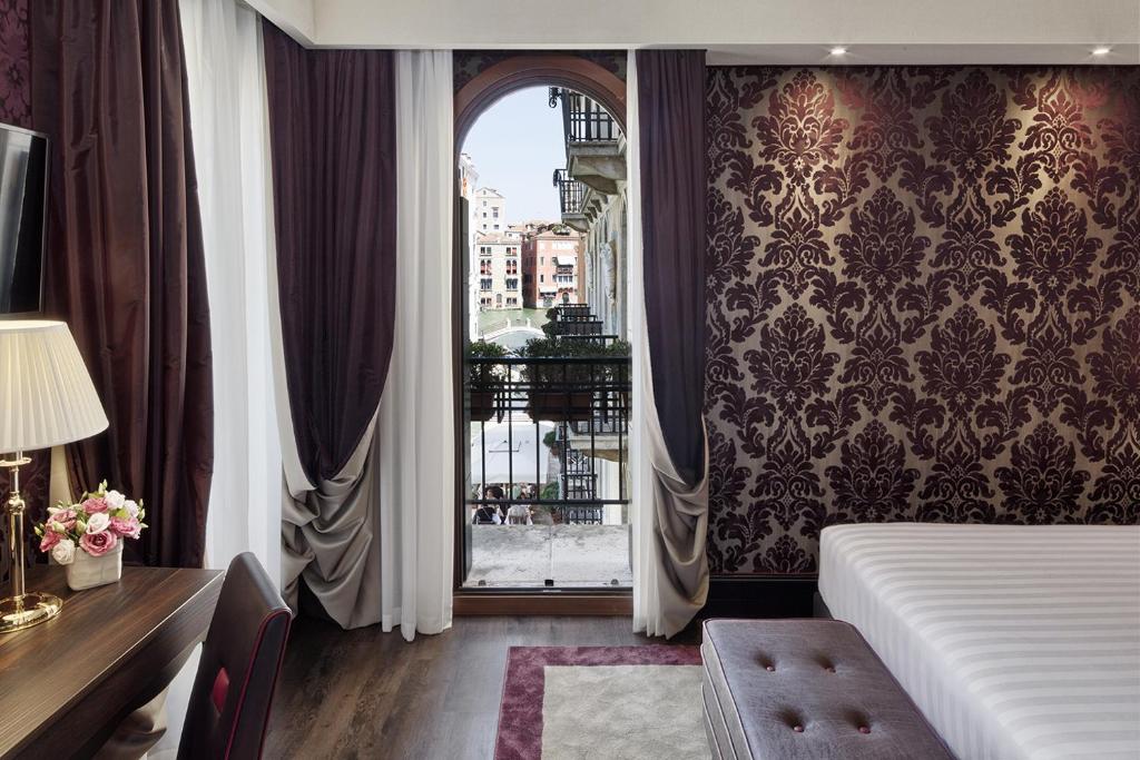 Двухместный (Улучшенный двухместный номер с 1 кроватью и видом на канал) отеля Hotel American-Dinesen, Венеция