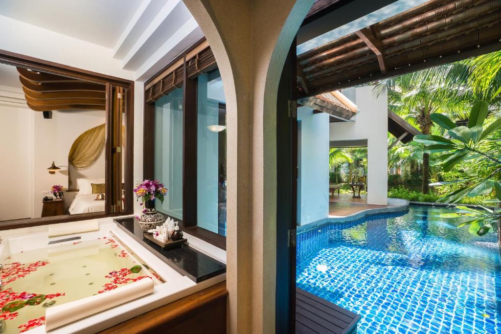 Сьюит (Люкс с бассейном, вид на сад) курортного отеля Royal Muang Samui Villas, Самуи