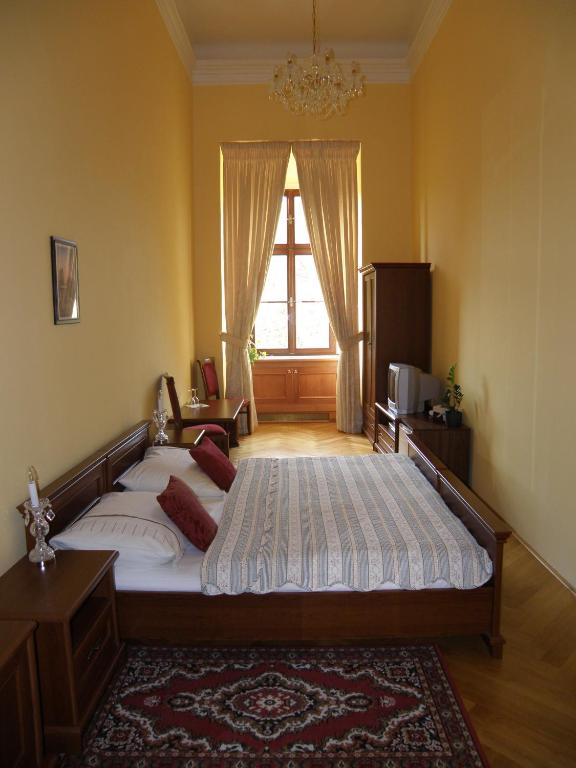 Двухместный (Улучшенный двухместный номер с 1 кроватью или 2 отдельными кроватями) отеля Zamek Cerveny Hradek, Хомутов